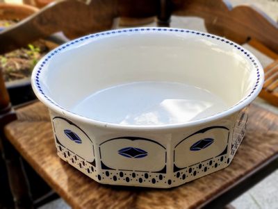 Prachtige achthoekige waskom met blauwe geometrische Art deco print  – Maastrichter Aardewerk, jaren ’30