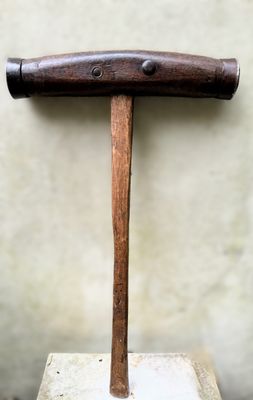 Prachtige breeuwhamer of kalfaathamer afkomstig - VOC‑werven te Middelburg - 18de eeuw Prachtige breeuwhamer of kalfaathamer afkomstig - VOC‑werven te Middelburg - 18de eeuw