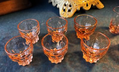 Set van 6 Franse Franse amberkleurige borrelglaasjes in dik glas – jaren 1950
