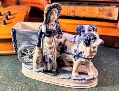 Antiek Delfts porseleinen Hollands melkmeisje met hondenkar – Rauenstein Thüringen – ca. 1900 Antiek Delfts porseleinen Hollands melkmeisje met hondenkar – Rauenstein Thüringen – ca. 1900