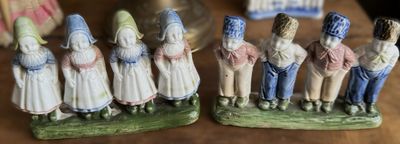 Antieke polychrome porseleinen boerenkinderen in Hollandse klederdracht – ca. 1900 Antieke polychrome porseleinen boerenkinderen in Hollandse klederdracht – ca. 1900