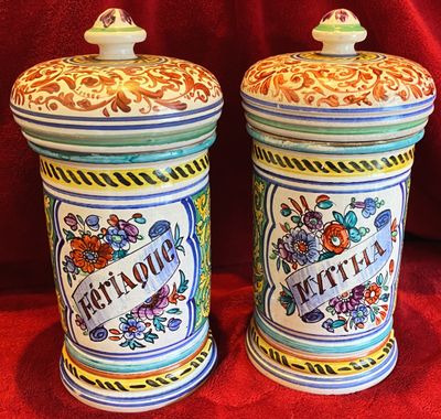 Rijk veelkleurige handbeschilderde terracotta apothekerspotten Thériaque & Myrrha met deksel – ca. 20e eeuw