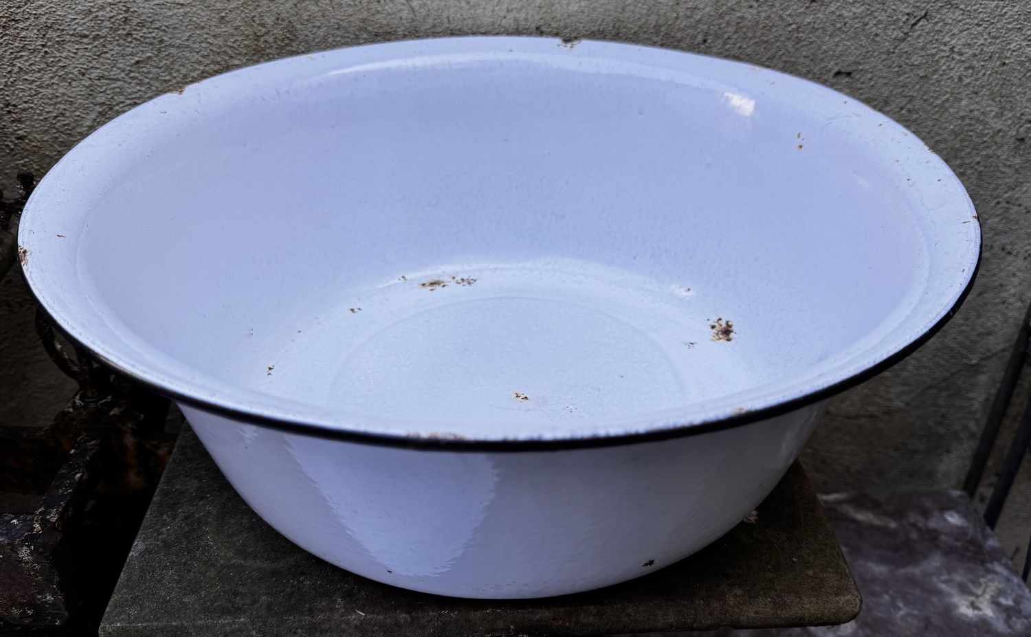 ​Franse geëmailleerde waskom met zwart randje – jaren ’30