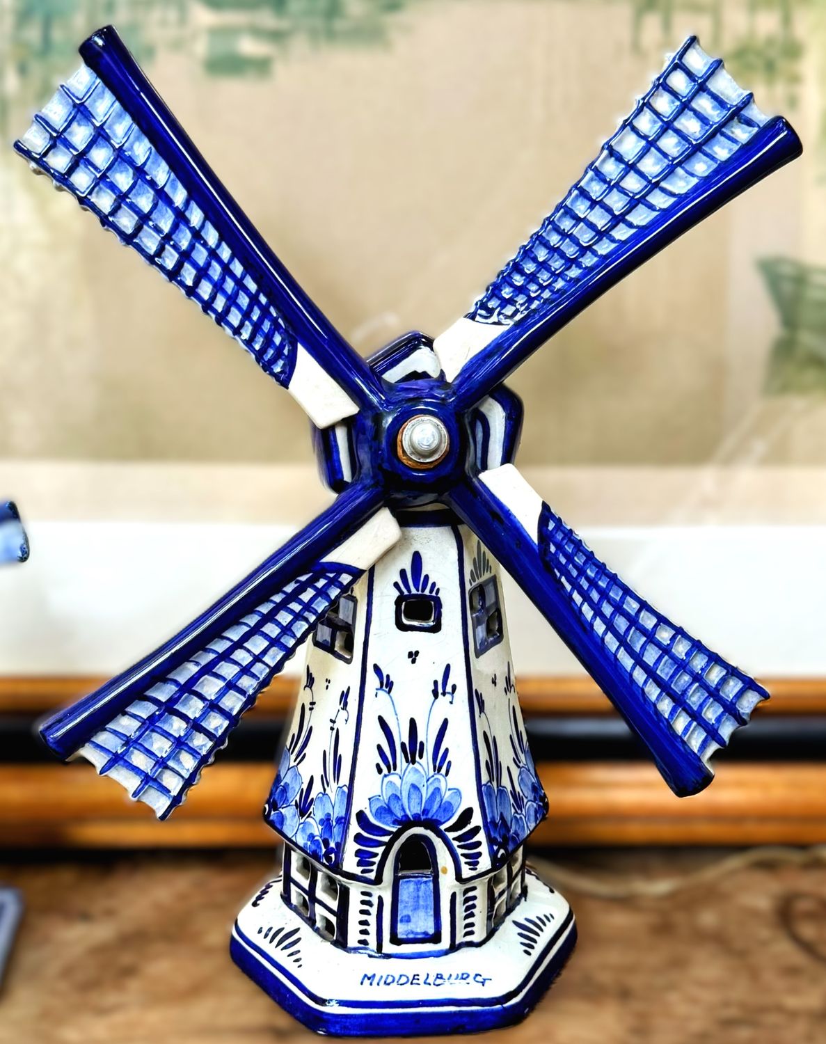 Vintage Delfts blauwe windmolen – Elektrisch keramiek Middelburg ca. jaren ’50 Vintage Delfts blauwe windmolen – Elektrisch keramiek Middelburg ca. jaren ’50