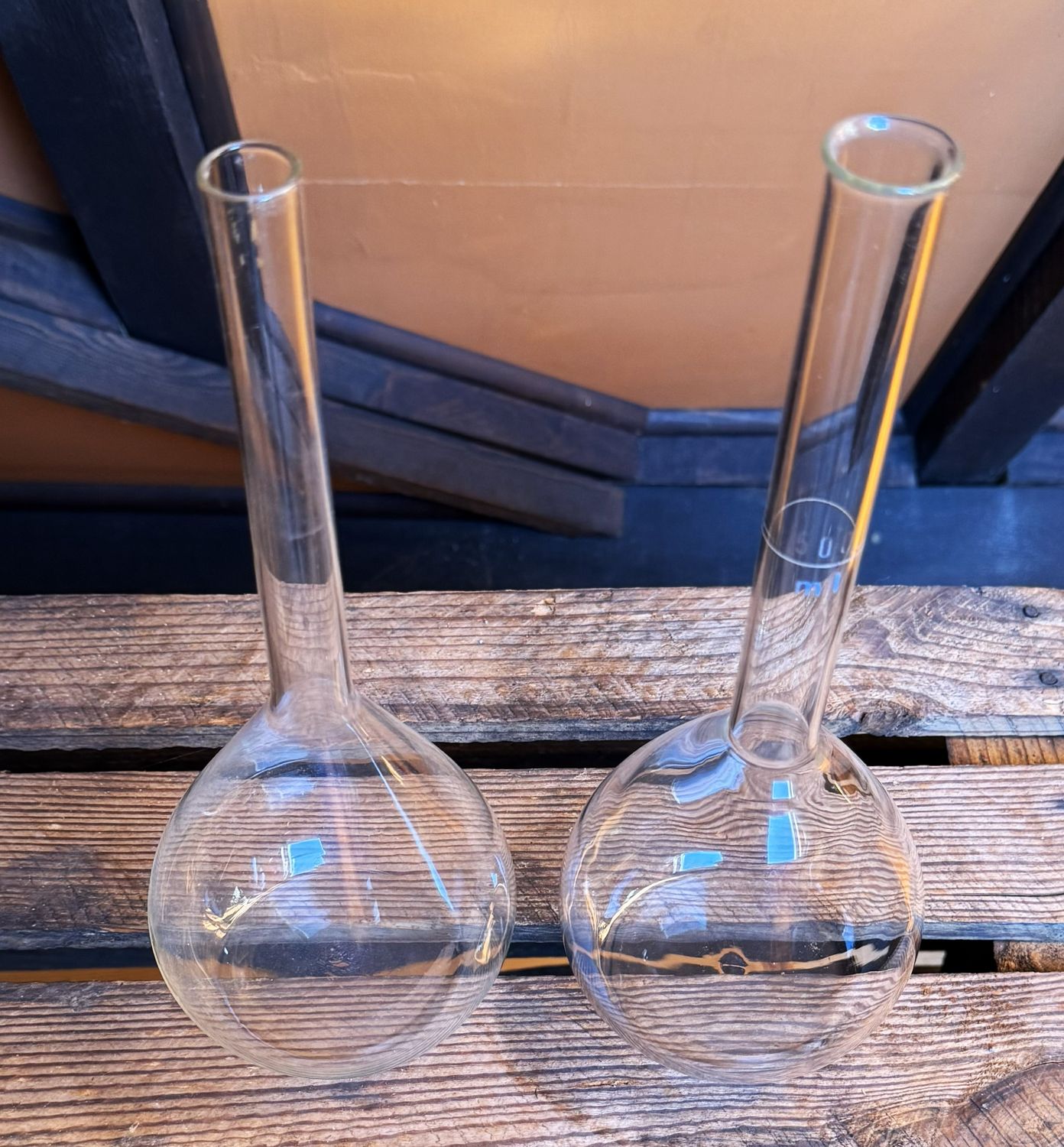 Vintage Middelgrote Sovjet‑laboratoriumfles met lange hals en bolvormige bodem – ca. 1970