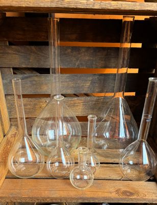 Set van 7 vintage volumetrische laboratoriumkolven – variërend glaswerk 20e eeuw