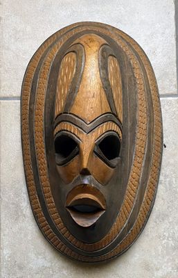 Afrikaans houten masker – “Opanyin” uit de Akan‑traditie, handgesneden Sesehout, ca. midden 20e eeuw Afrikaans houten masker – “Opanyin” uit de Akan‑traditie, handgesneden Sesehout, ca. midden 20e eeuw
