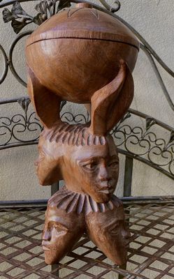 Afrikaanse houten pot met deksel – gebeeldhouwd met vrouwengezichten, Kuba Lele traditie, begin–midden 20e eeuw