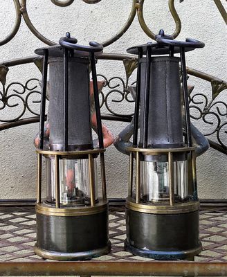 Koppel originele Belgische mijnwerkerslampen ca. 1930 – staal, koper en glas met ophanghaak en mica-filter