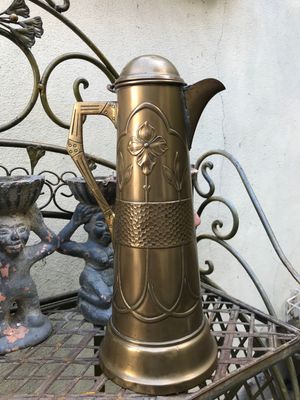 Art Nouveau koperen wijnkan – sierlijke florale reliëfs, vroege 20e eeuw Art Nouveau koperen wijnkan – sierlijke florale reliëfs, vroege 20e eeuw