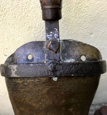 Antieke 19de eeuwse Franse kolenschep in Gehamerde Messing met Houten Handvat
