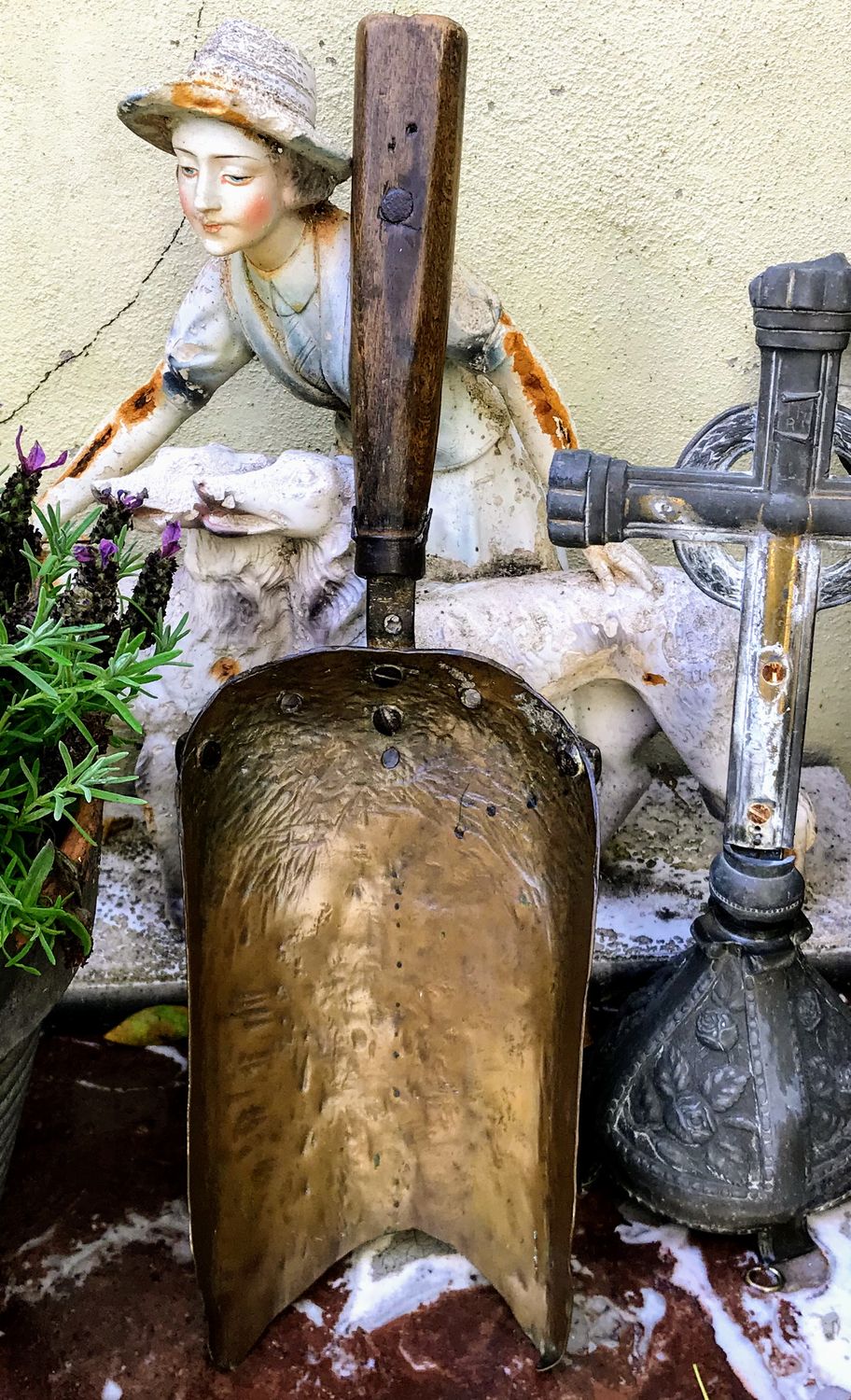 Antieke 19de eeuwse Franse kolenschep in Gehamerde Messing met Houten Handvat Antieke 19de eeuwse Franse kolenschep in Gehamerde Messing met Houten Handvat