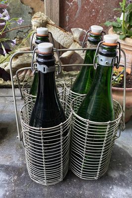 Franse Champagneflessenset – Groene Glazen Flessen met Porseleinen Stop in Origineel Draadmandje – ca. 1930