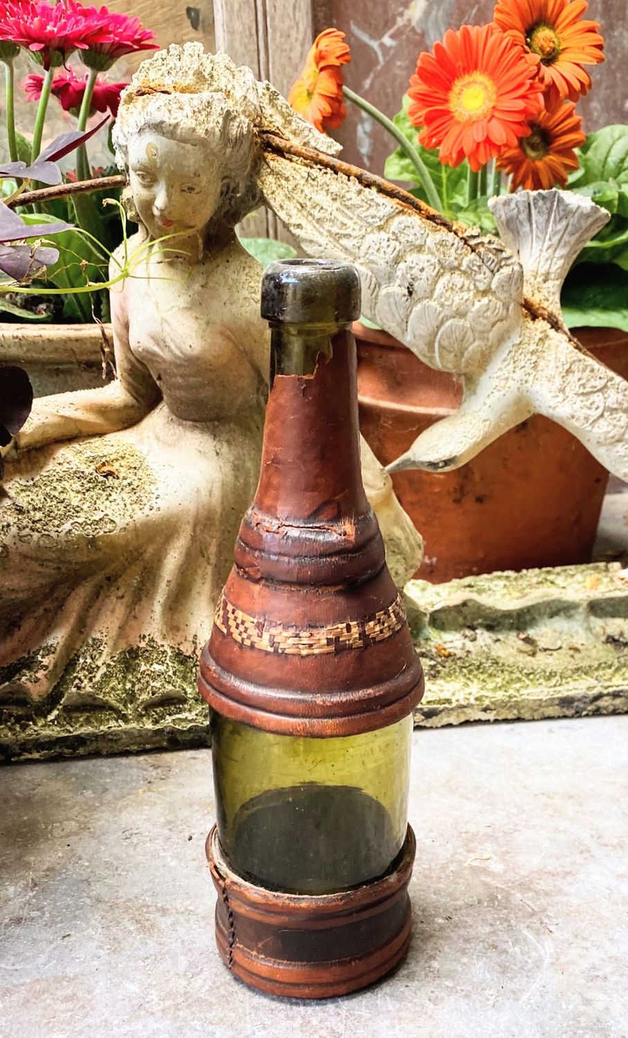 Mandinka-fles in rood leer en vezelweefsel – Sierra Leone, ca. 1850–1927 Mandinka-fles in rood leer en vezelweefsel – Sierra Leone, ca. 1850–1927