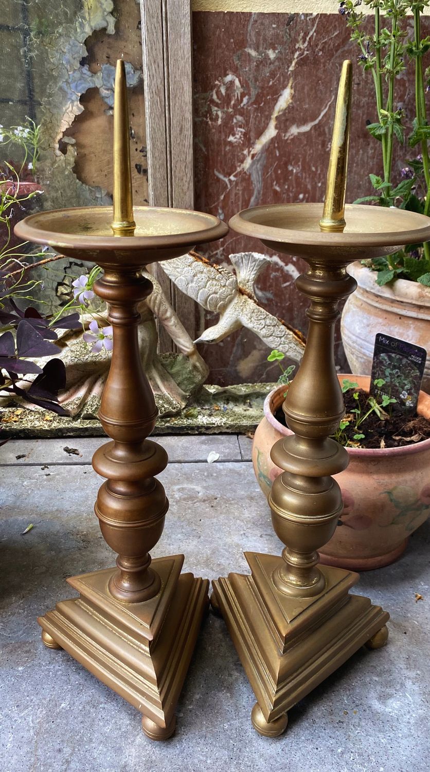 Antieke bronzen kerk penkandelaren – Vlaams driepoot balustervorm, eind 19de eeuw