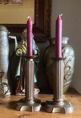 Antieke bronzen kandelaars – Zuilstijl met roodkoperen patina