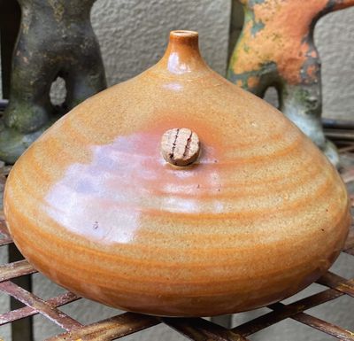 Zeldzame uivormige steengoed olielamp – bruin en okergeel geglazuurd, een handgemaakt en kunstzinnig olielampje uit de jaren '70