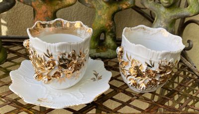 Antieke Oude Victoriaanse stijl Porseleinen Koffietassen en schotel met vergulde bloemappliques – ca. 1850