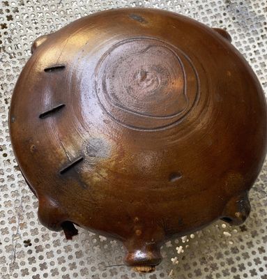 Zandstenen paddenkalebas met 3 handvatten en draagtouw – Noord‑Frankrijk (ca. 19e eeuw)