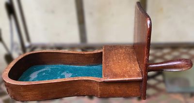 Antiek houten kerkcollectebakje of centenbakje met steel – ca. begin 20e eeuw Antiek houten kerkcollectebakje of centenbakje met steel – ca. begin 20e eeuw