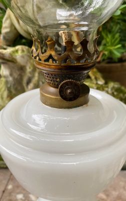 Antieke melkwitte Opaline Olielamp Lempereur en Bernard, ca. eind 19e eeuw