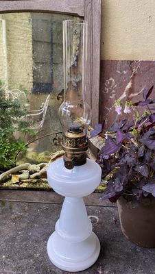 Antieke witgrijze Opaline olielamp – Augusta 20 Brenner voor Bostyn Bruxelles, ca. eind 19e eeuw