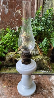 Antieke witblauwe Opaline olielamp – Soc.ind.d’articles d’éclairage, Paris, ca. eind 19e eeuw