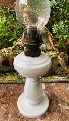 Antieke witblauwe Opaline olielamp – Soc.ind.d’articles d’éclairage, Paris, ca. eind 19e eeuw
