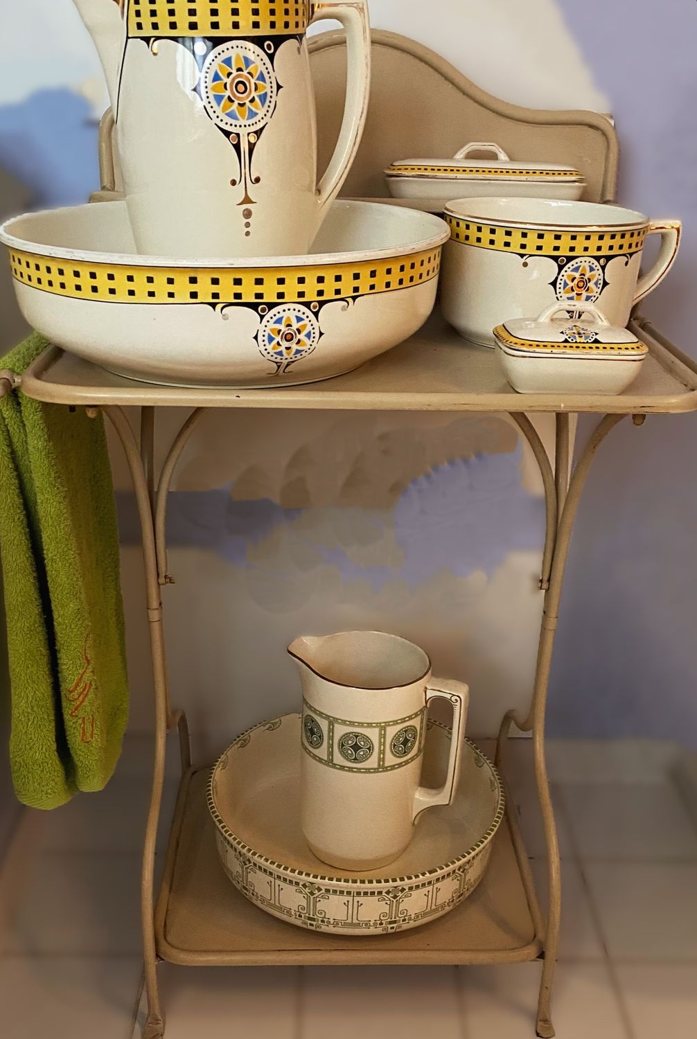 Brocante Franse metalen wastafel – ca. begin 1900, gelakt crème kleurig metaal Brocante Franse metalen wastafel – ca. begin 1900, gelakt crème kleurig metaal