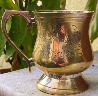 Vintage geëtste Indiase verzilverde messing kinderbeker met decoratieve handgreep – EPNS, ca. begin 20ste eeuw Vintage geëtste Indiase verzilverde messing kinderbeker met decoratieve handgreep – EPNS, ca. begin 20ste eeuw