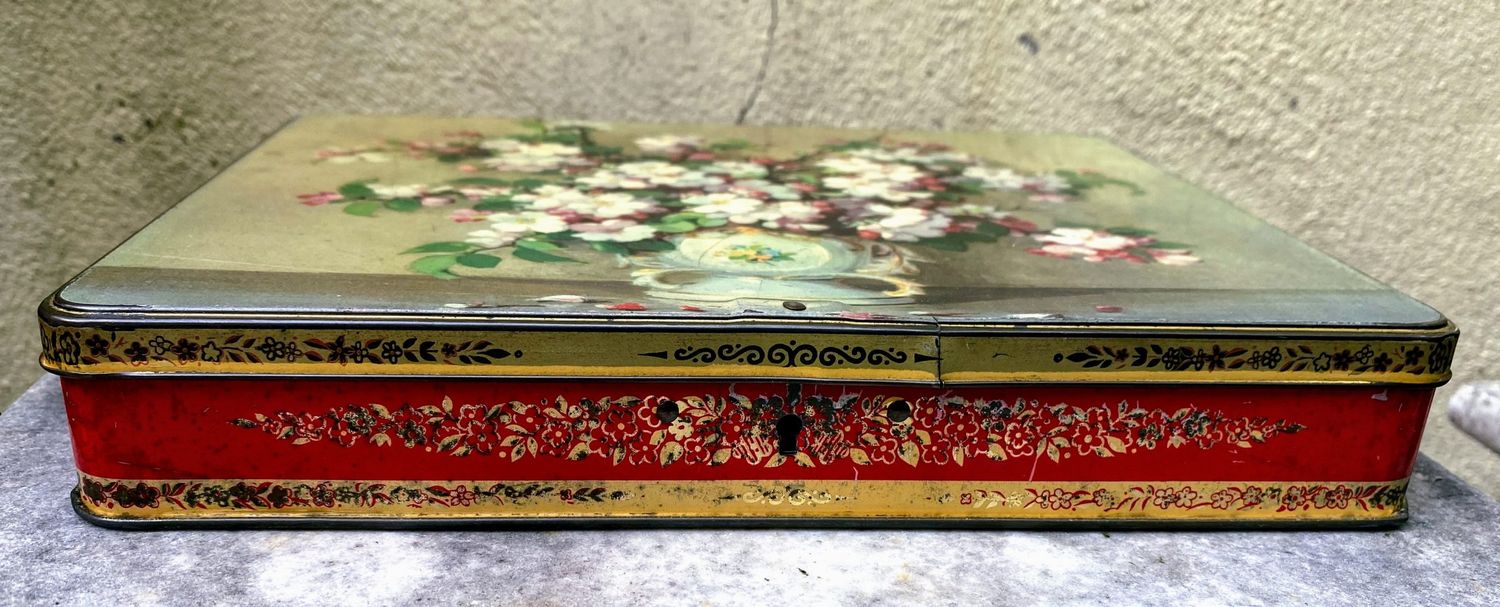 Vintage blik "tuil witte en rode Magnoliabloesems in decoratieve Vaas" van Côte d'Or Le Bon chocolat Belge – ca. 1950–1970
