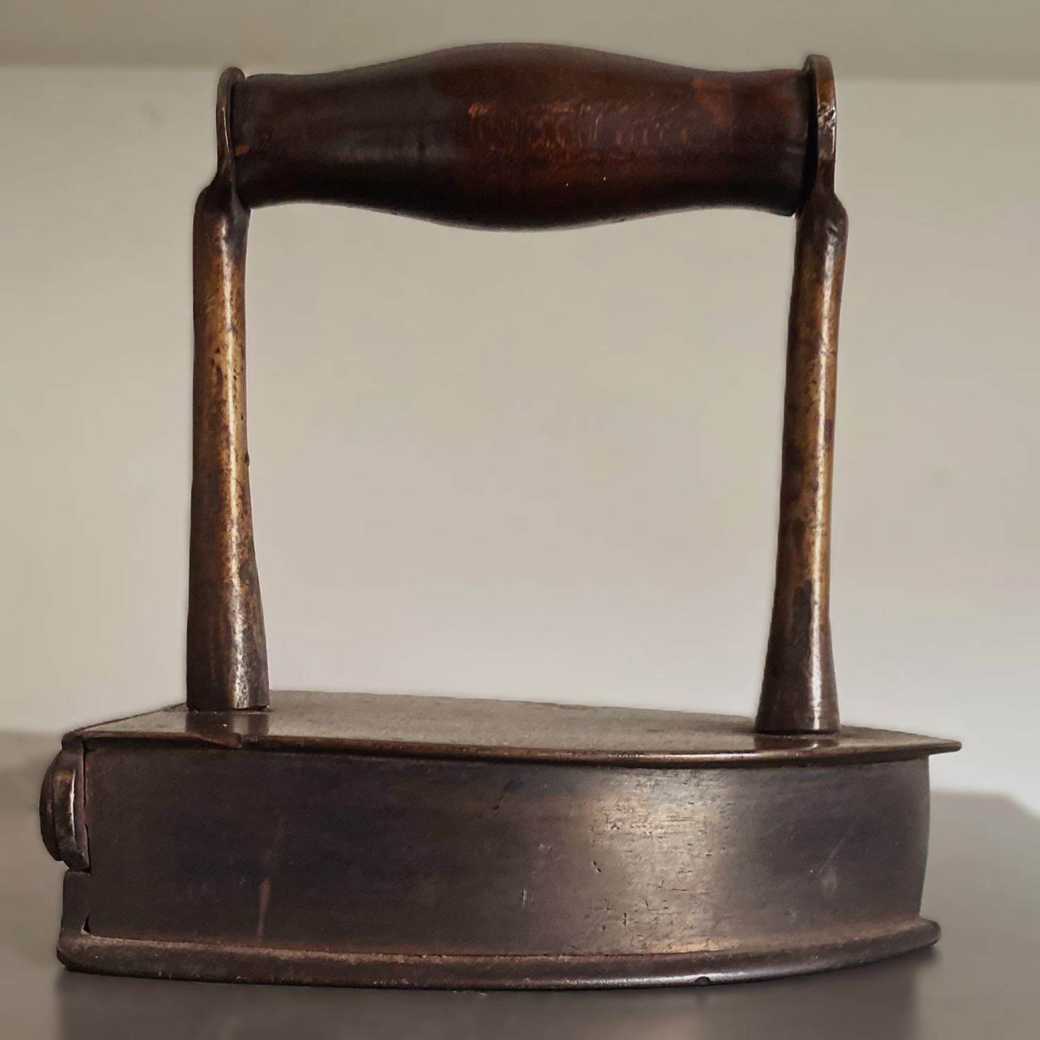 Antiek strijkijzer of doosijzer met binnenin verwarmingselement – ca. 1900