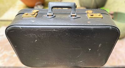 Vintage kleine handkoffer van zwart skai leer met vergulde slotjes – begin 20e eeuw