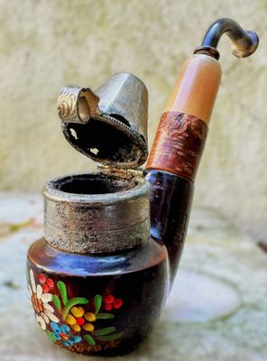 Antiek Tiroler Tabakspijpje met scharnierend metalen windtop – Innsbruck, ca. 1950 Antiek Tiroler Tabakspijpje met scharnierend metalen windtop – Innsbruck, ca. 1950