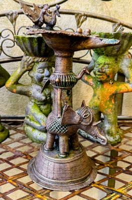 Antieke Dhokra‑Diya met olifant en pauwen – India, ca. 1910