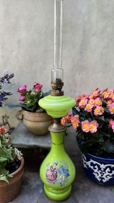Lichtgroene opaline olielamp met Napoleontische figuren – ca. 1900