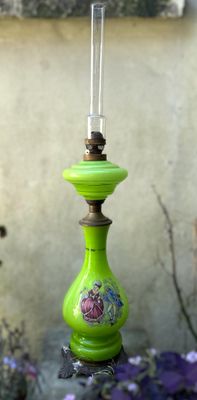 Lichtgroene opaline olielamp met Napoleontische figuren – ca. 1900