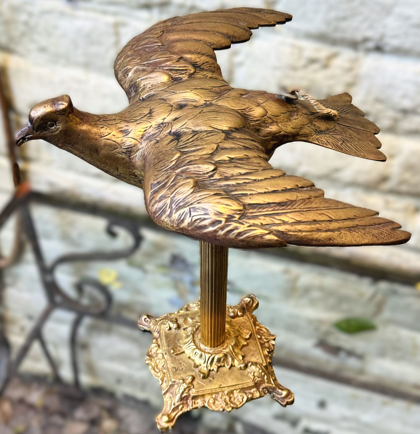 Bronzen duif‑olielamp op Korinthische zuil – 19e eeuw