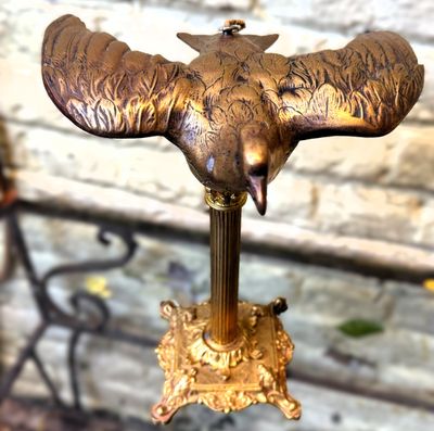 Bronzen duif‑olielamp op Korinthische zuil – 19e eeuw