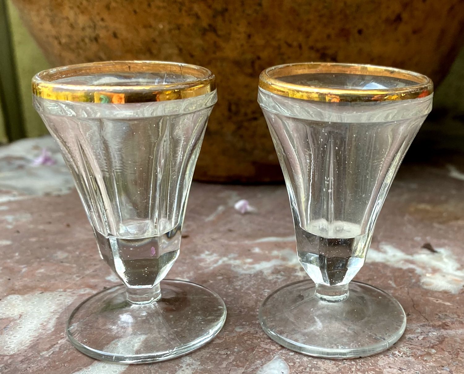 Antieke elegante druppelvormige kristallen glaasjes met gouden rand, set van 2 – ca. 20e eeuw