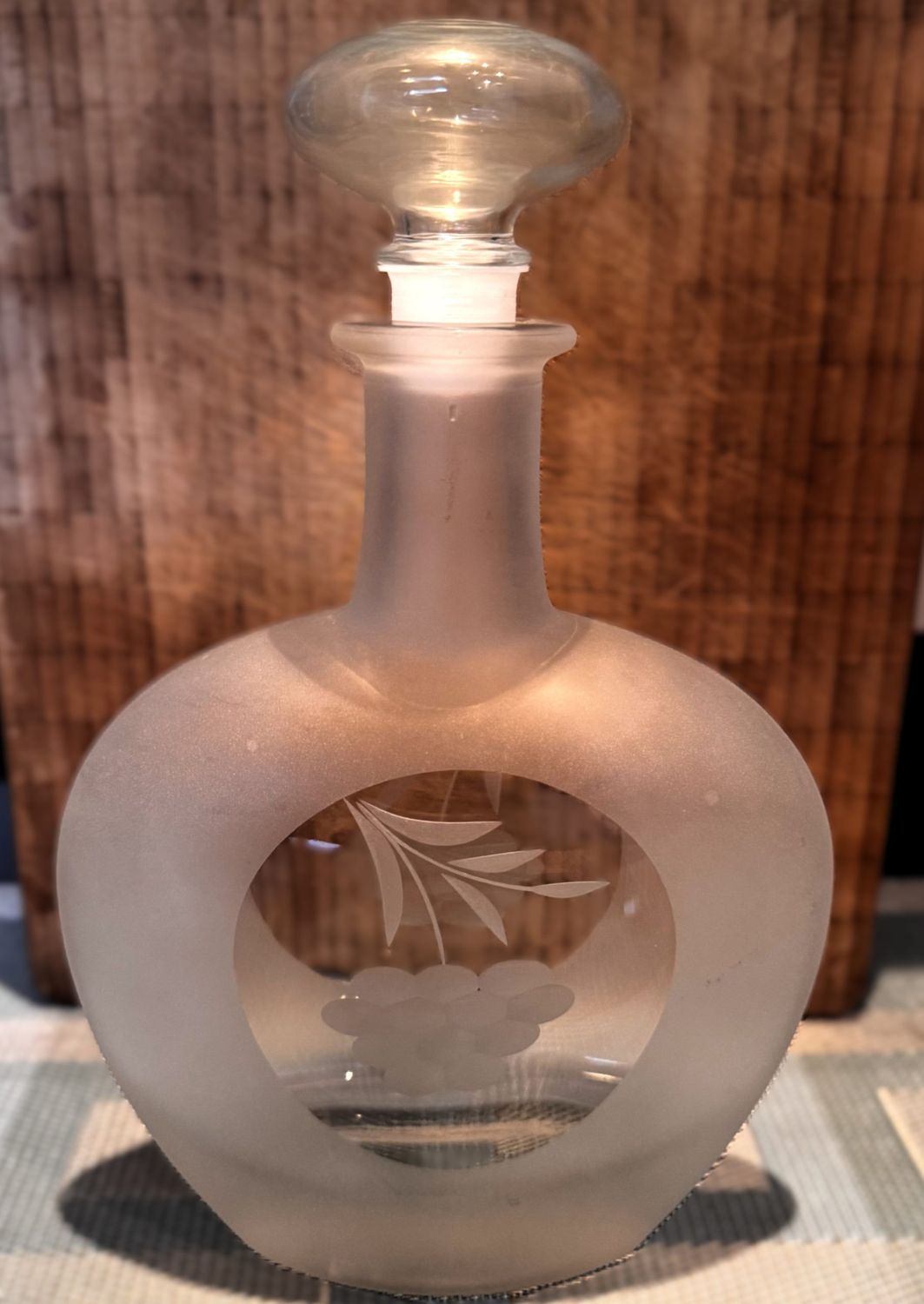 Brocante matte glazen karaf  met geëtst helderglazen druiven- bladpatroon en glazen stop – begin 20e eeuw