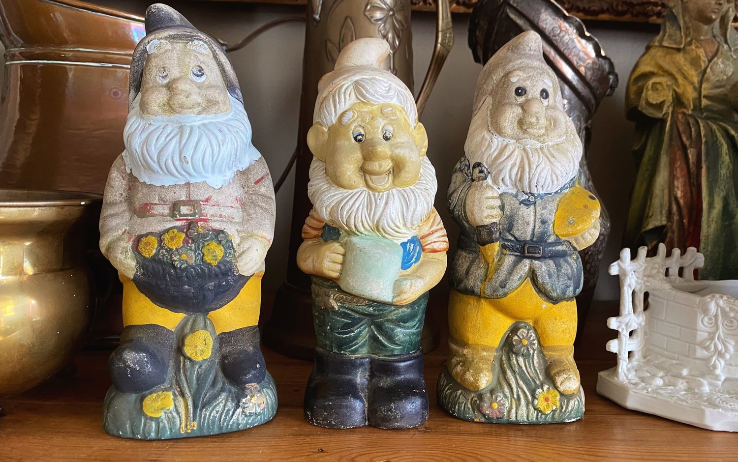 Antieke aardewerken tuinkabouters met vervaagde verflaag ca. 1950 - Trio met nostalgische charme