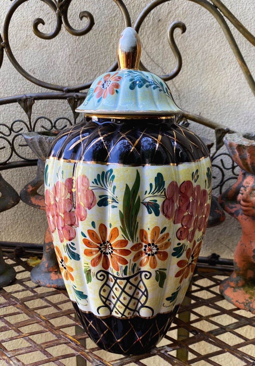 Zeldzame geglazuurde kastpot met deksel plateelbakkerij Tiko Gouda Holland