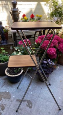 Vintage inklapbare projectortafel ca. 1970 – Functioneel en decoratief verzamelobject