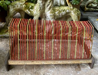 Retro rood geel Platenrekje voor 50 Vinyl Singeltjes – jaren ’50/’60