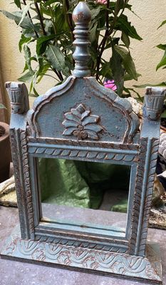 Antieke decoratief versierde houten make‑up spiegel met paardenhoofden ca. 1900