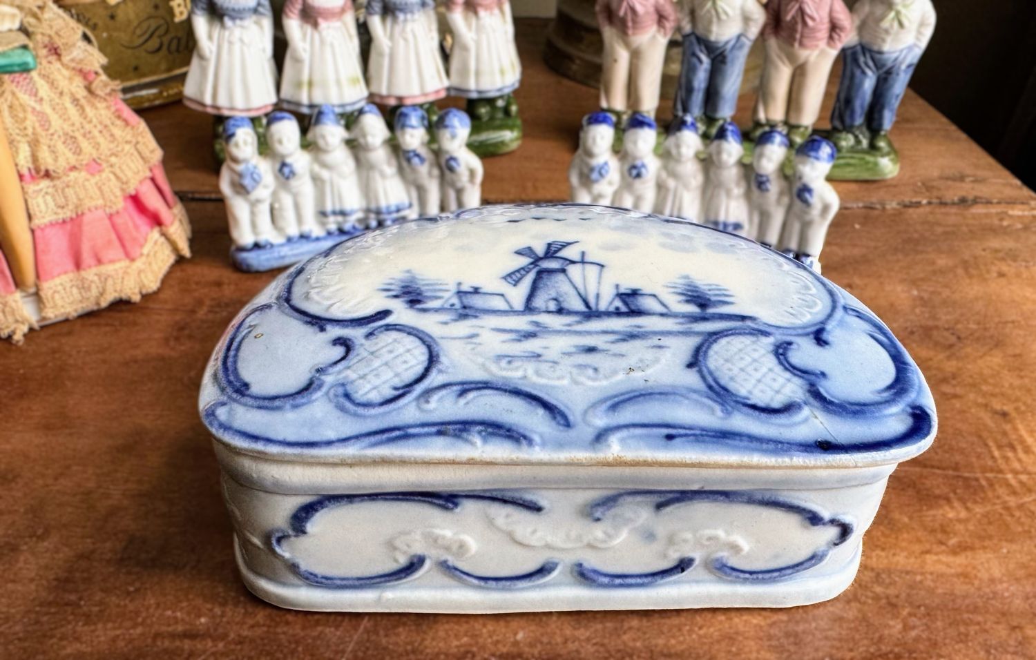 ​Antiek Delfts blauw dekseldoosje met windmolen, golvende ornamentiek en reliëfdecoratie​ – begin 20e eeuw