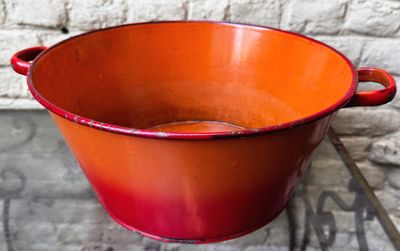 Vintage Oranje/rood geëmailleerde kom met handvaten - Retro Keukendecoratie – ca. 1950 Vintage Oranje/rood geëmailleerde kom met handvaten - Retro Keukendecoratie – ca. 1950