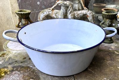 Charmante Franse emaillen waskom met oren en blauw randje – jaren ’30 Charmante Franse emaillen waskom met oren en blauw randje – jaren ’30