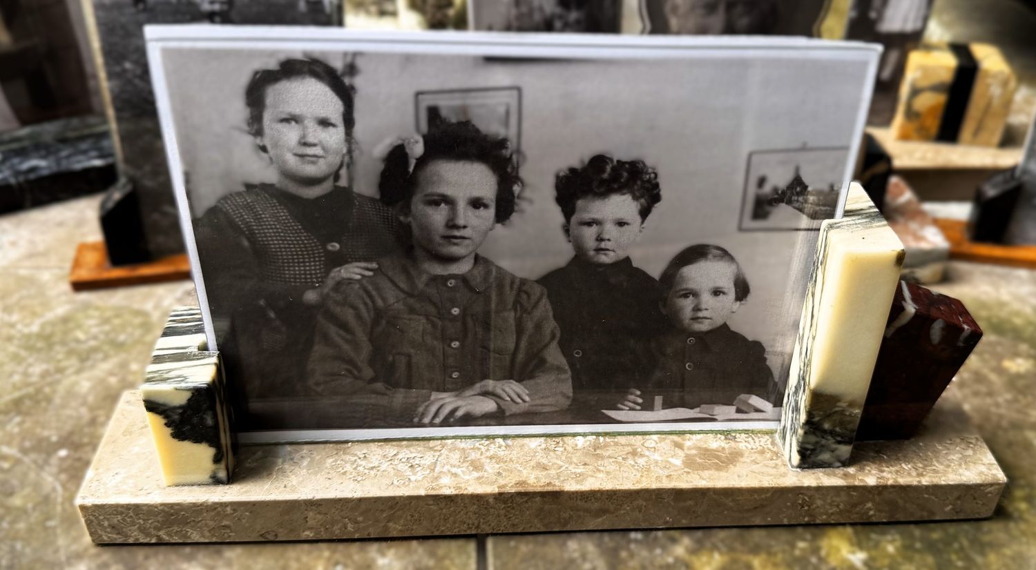 Elegante Fotolijst met Artistieke Geometrische Patronen en Tijdloze Marmeraccenten – Een Harmonie van Structuur en Stijl